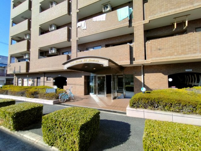 ライオンズマンション城東緑橋のエントランス|エントランス周辺の植木も綺麗に手入れされています。