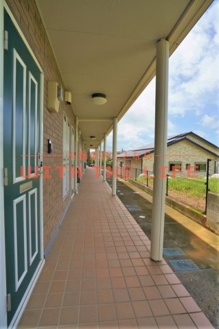 ガーデンヒルズ荒木【キャッシュバック対象】のエントランス|落ち着いたエントランスです