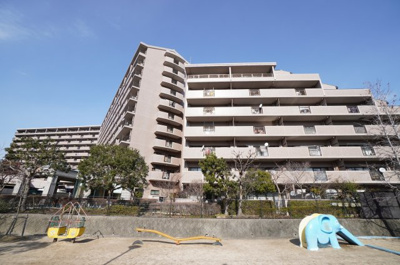 【外観】 | サンシティ廿日市（リノベ済） | 【耐震性】
耐震性の高さを判断するポイントは、
建築確認申請日が1981年6月1日以降の
新耐震基準に適合しているかどうか。
震度６程度の大地震でも
建物が崩壊しないレベルが基準になりました。