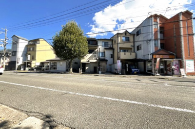 【前面道路含む現地写真】 | 伏見区醍醐構口町　店舗付き住宅 | 生活便利でありながら、世界遺産『醍醐寺』が徒歩10分にある贅沢な暮らしです。実際に室内をご覧いただけます（＾◇＾）お気軽にお問い合わせ下さい！