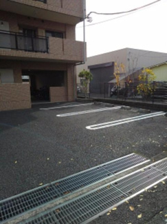 【駐車場】