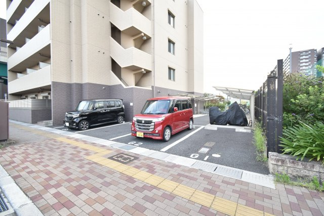 グランレブリー桂川の駐車場