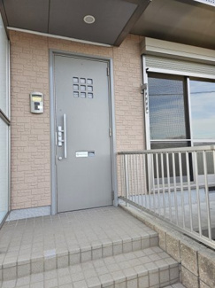 【エントランス】 | 玄関はWロックのディンプルキーで安心です。庇もあるので雨の日も濡れにくいですよ