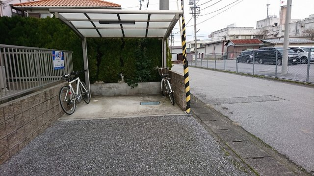 エム　フローラのその他共用部分|屋根付き駐輪場