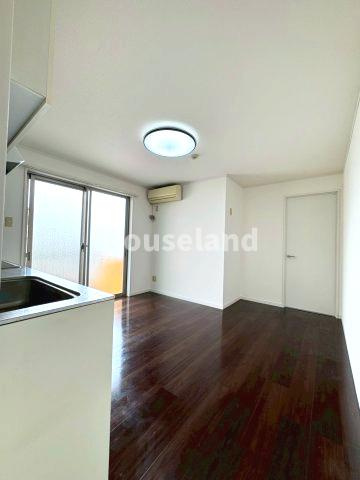 カムロビルの居間・リビング