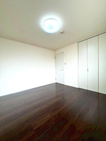 カムロビルの洋室