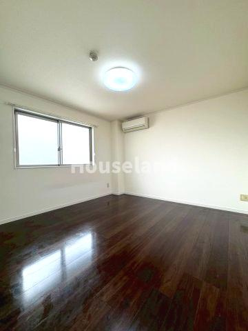 カムロビルの洋室