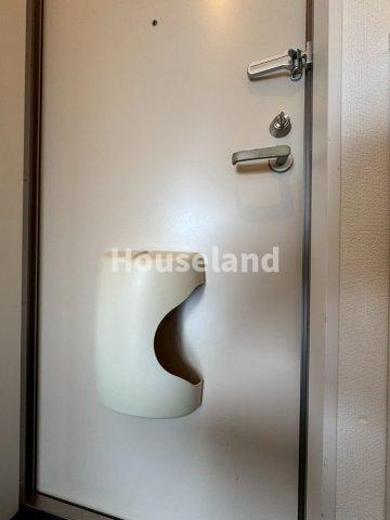 カムロビルの玄関