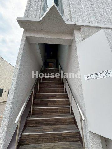 カムロビルのエントランス