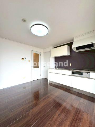 カムロビルの居間・リビング