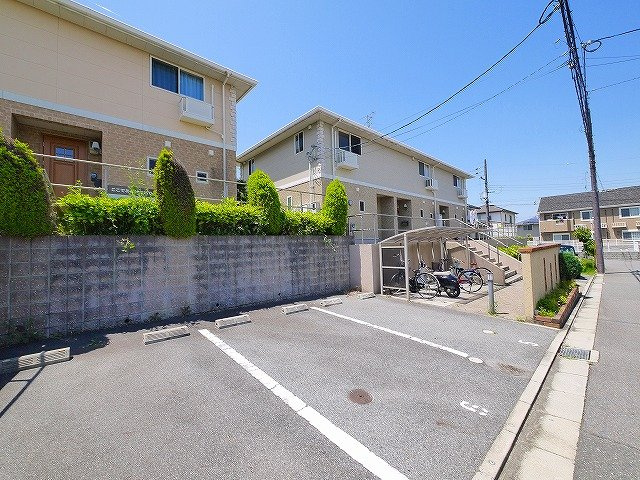 リビングタウン州見台Aの駐車場|駐車場があるので、車を買う予定の方も安心です