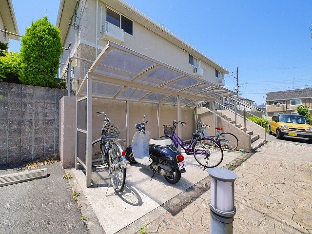リビングタウン州見台Aのその他共用部分|屋根付きの駐輪場です