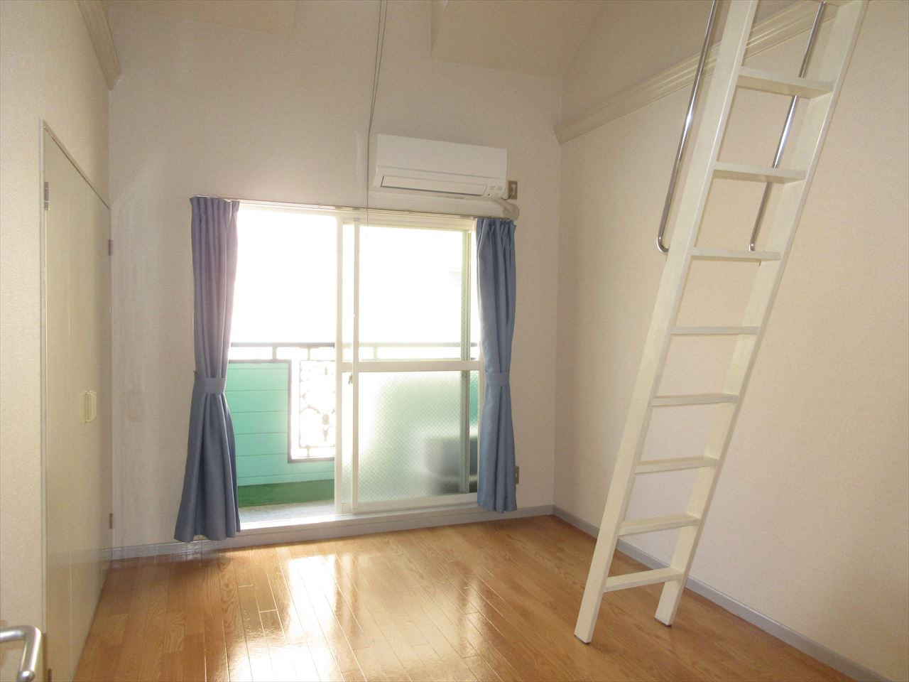 FOUR GREEN JOTOの居間・リビング|FOUR GREEN JOTO