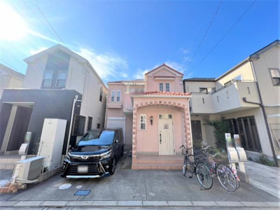 【外観】 | 江瀬美町中古一戸建て | 駐車スペースが広々としており、自転車やバイクの置き場所に大変便利！