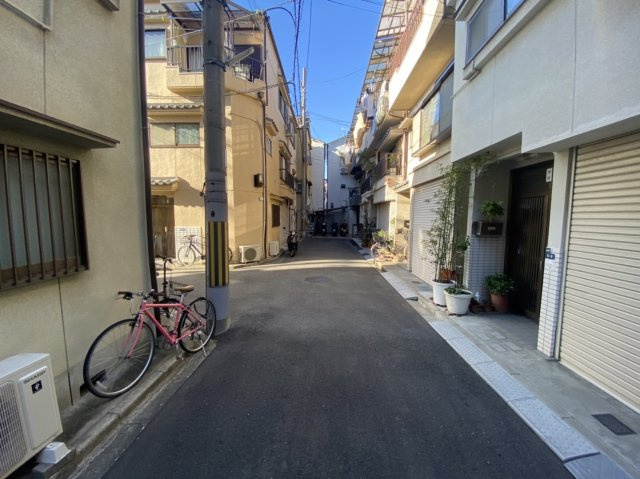 大東市大東町　中古戸建ての前面道路含む現地写真