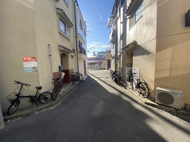 大東市大東町　中古戸建ての前面道路含む現地写真