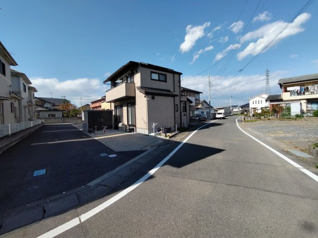 高崎市大八木町　中古住宅の前面道路含む現地写真