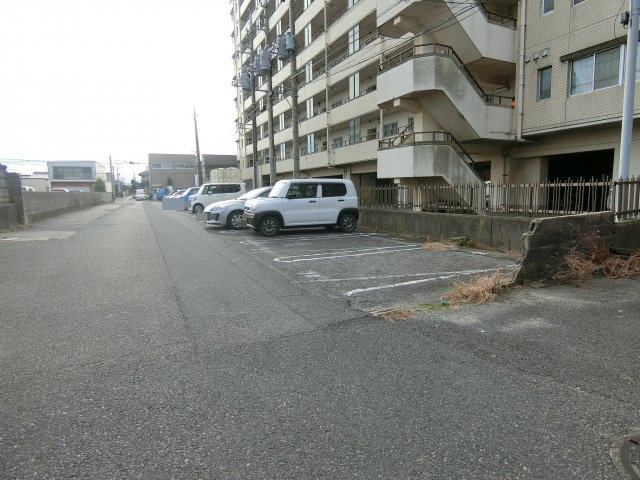 アルビヨン錦の駐車場
