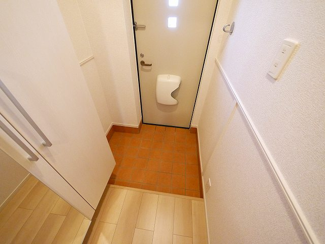 クレメント東九条Ｂの玄関|落ち着いた玄関です