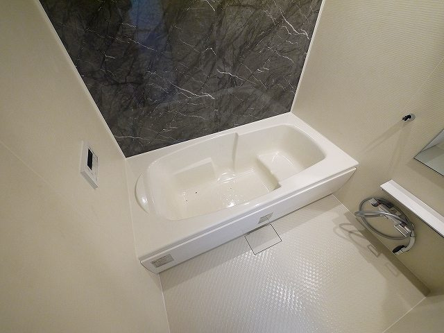 クレメント東九条Ｂの浴室|落ち着いた空間のお風呂です