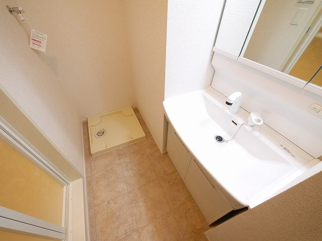 クレメント東九条Ｂの洗面所|忙しい朝には欠かせない洗面所です