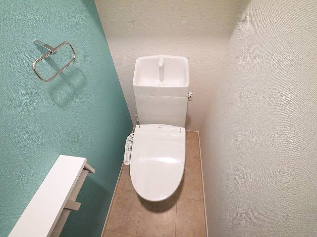 クレメント東九条Ｂのトイレ|落ち着いた色調のトイレです