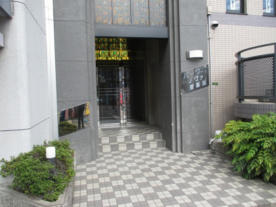 【エントランス】 | パークノヴァ壱番館 | 落ちついた外観にマッチしたエントランスです