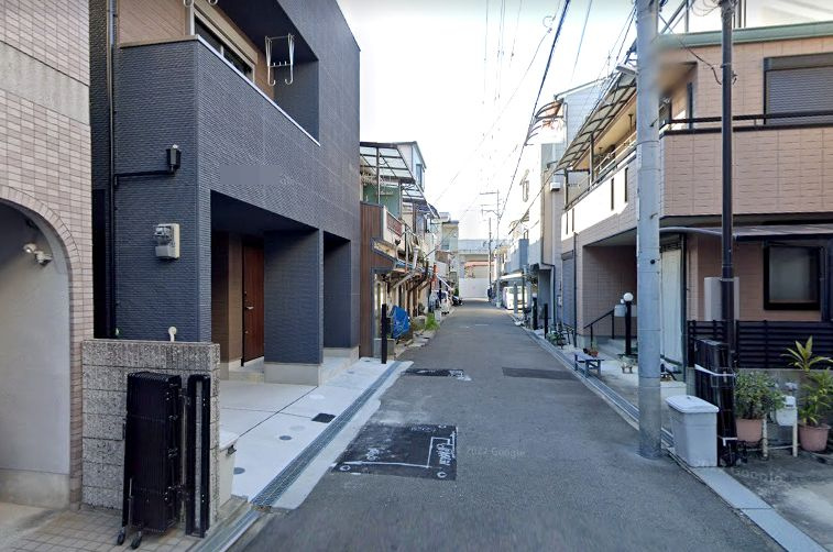 高石市加茂１丁目の中古一戸建の前面道路含む現地写真