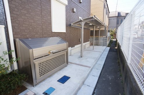 シャーメゾン親和の設備|共用部に駐輪場・ゴミストッカーを設置♪