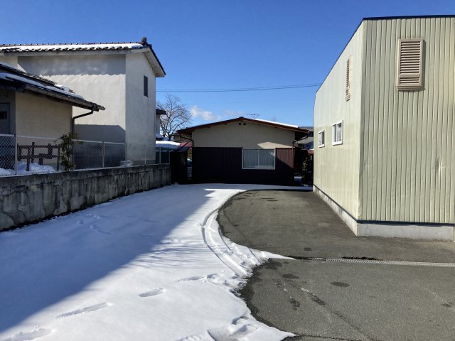 山形市南原町３丁目の事務所の駐車場