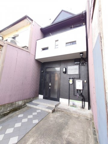 駅徒歩１０分以内で２沿線利用可能♪リビング吹抜け♪全居室収納あり３ＬＤＫ♪山科区厨子奥長通の外観