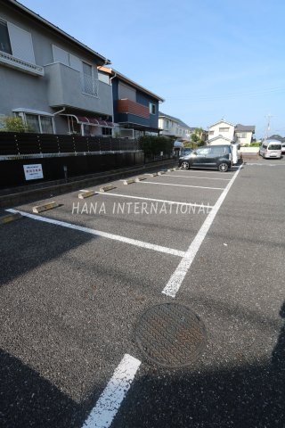 エスト逆井の駐車場