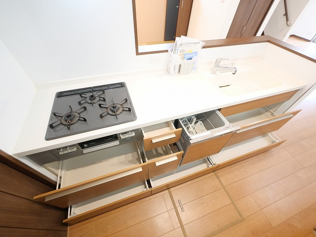 富雄元町1丁目戸建のキッチン|キッチンでお料理をお楽しみください