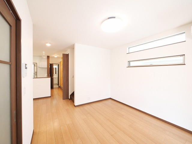 富雄元町1丁目戸建の居間・リビング|ゆったりとした居間です