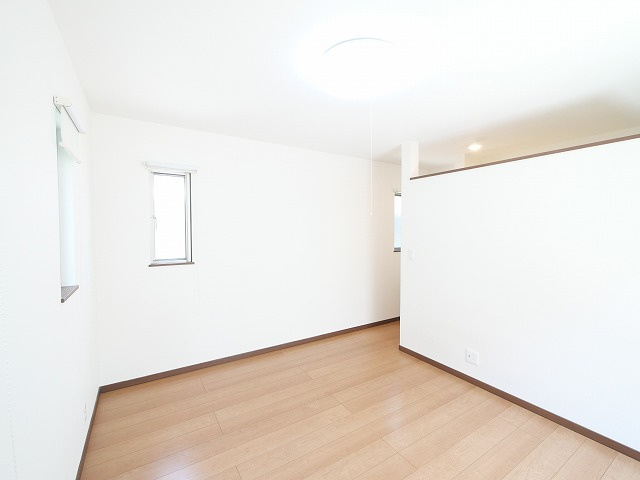 富雄元町1丁目戸建の洋室|使い勝手のいい洋室です