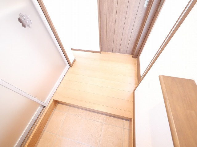 富雄元町1丁目戸建の玄関|明るい玄関です