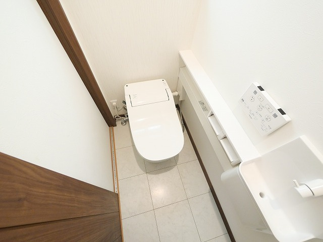 富雄元町1丁目戸建のトイレ|ゆったりとした空間のトイレです