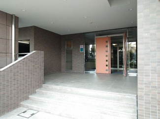 【エントランス】 | スッキリとした清潔感のあるエントランスがお住まいの方を心地よくお迎えします♪