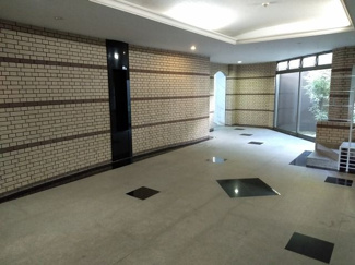 【エントランス】 | 外と内をつなぐエントランスは、まさに顔となる場所。優美でモダンな雰囲気を漂わせて上質な空間を作り出します