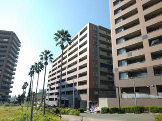 【外観】 | 篠栗駅まで徒歩13分。201号線も近いので、車での移動も便利です。大型の集合団地なので、公園やフィットネス施設など居住者のための施設が充実しています