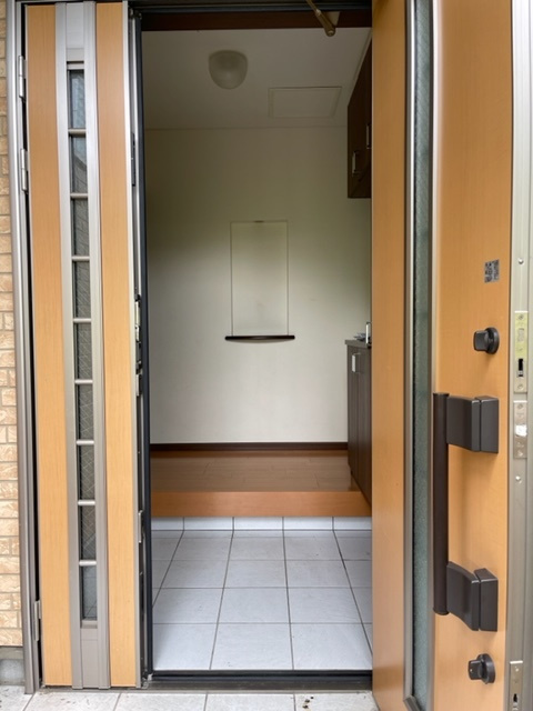 中古住宅　中川原４丁目の玄関