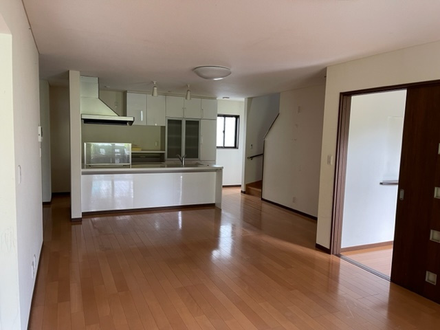 中古住宅　中川原４丁目の居間・リビング