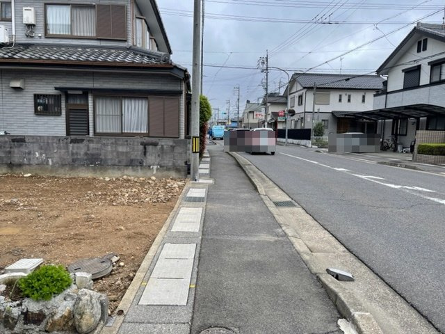 土地　万代町２丁目の前面道路含む現地写真