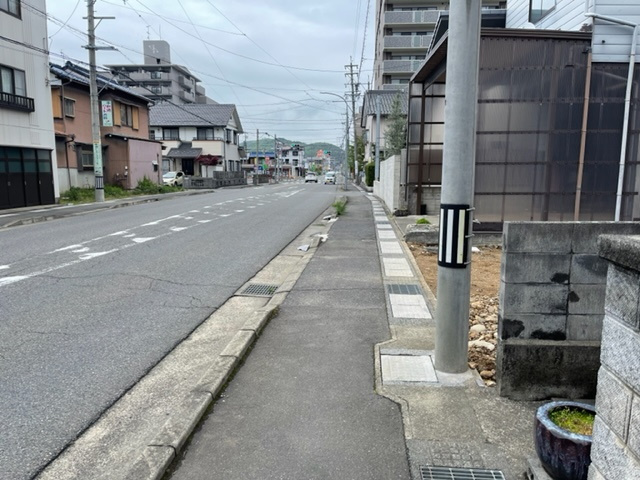 土地　万代町２丁目の前面道路含む現地写真