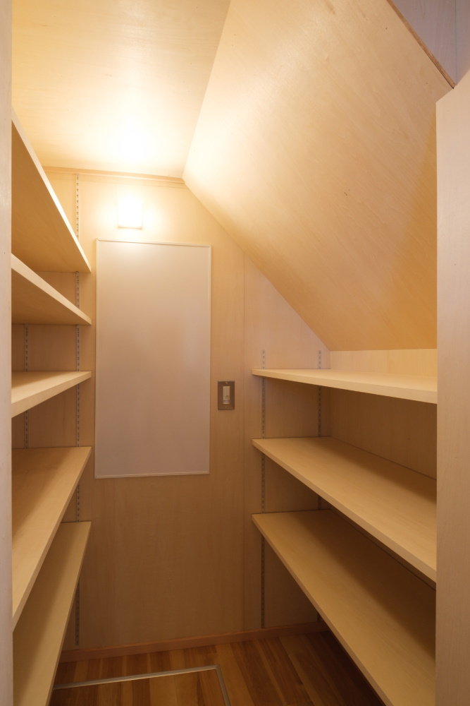 中古住宅 北方の収納|1Ｆ階段下の食品庫