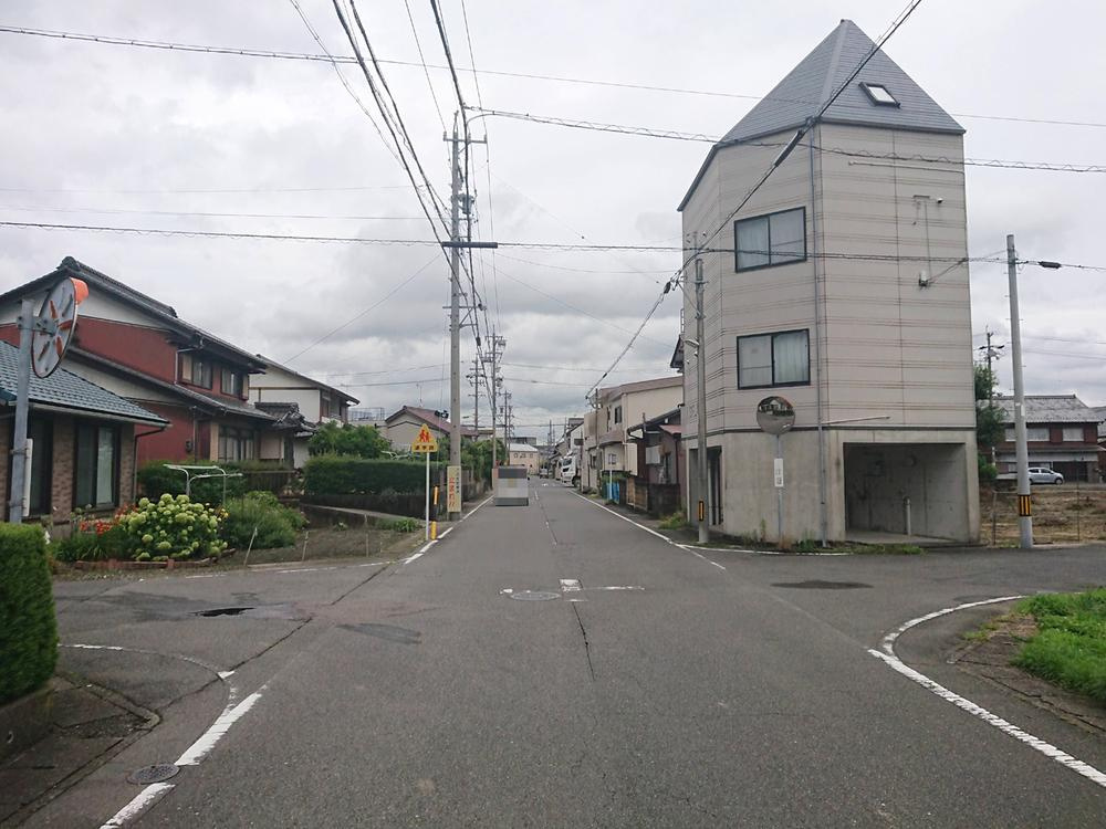中古住宅 柳津町東塚５丁目の前面道路含む現地写真|前面道路