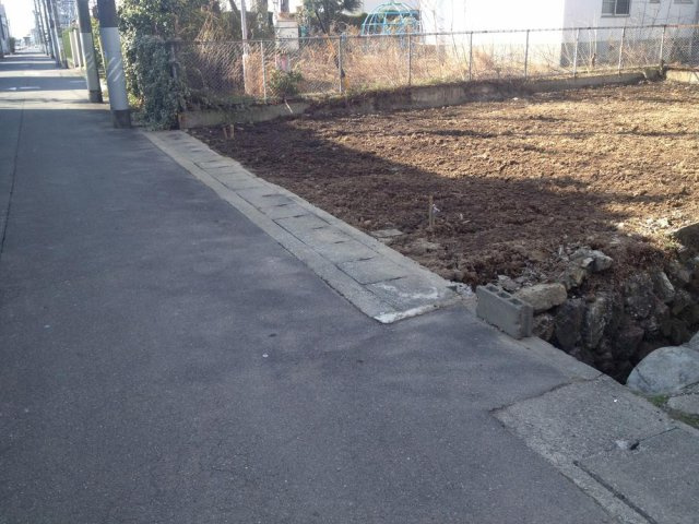 土地 月丘町３丁目の前面道路含む現地写真