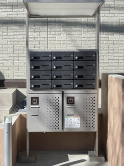 【その他共用部分】 | 共用エントランスには宅配BOXがあるので荷物の受け取りもスムーズに♪再配達を依頼する手間が省けます☆
