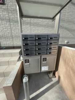 【その他共用部分】 | 共用エントランスには宅配BOXがあるので荷物の受け取りもスムーズに♪再配達の手間がかからないのが魅力♪
