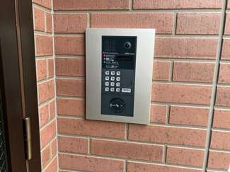 【エントランス】 | 防犯対策に有効なオートロック付きのエントランスです！一人暮らしの方も安心ですね♪